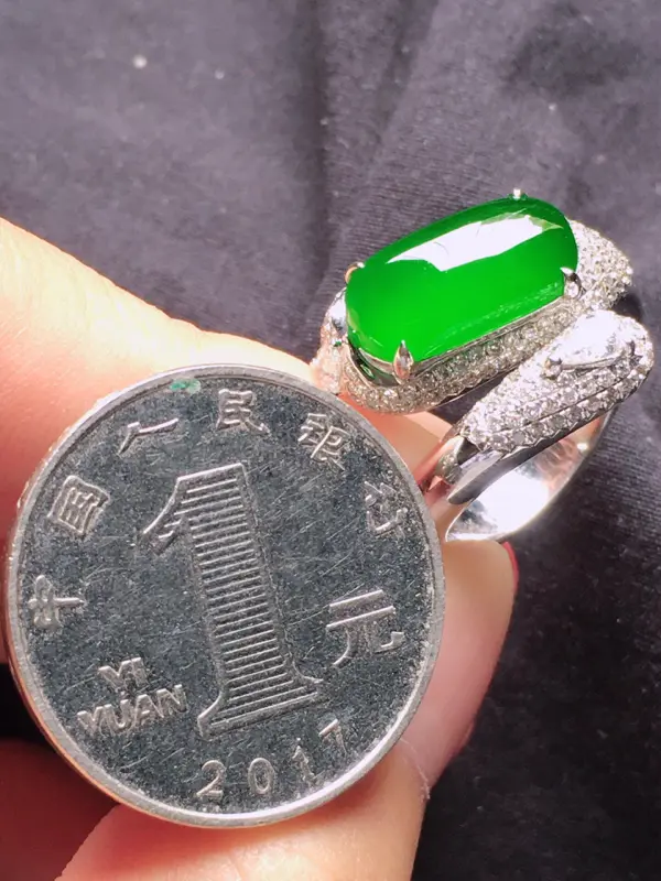 收藏级缅甸翡翠17圈口18k金伴钻镶嵌满绿素面牌戒指，自然光实拍，玉质莹润，佩戴佳品，内径：17.4mm（可免费改圈口大小），裸石尺寸 ：14.1*7.3*4.0mm，重10.03克