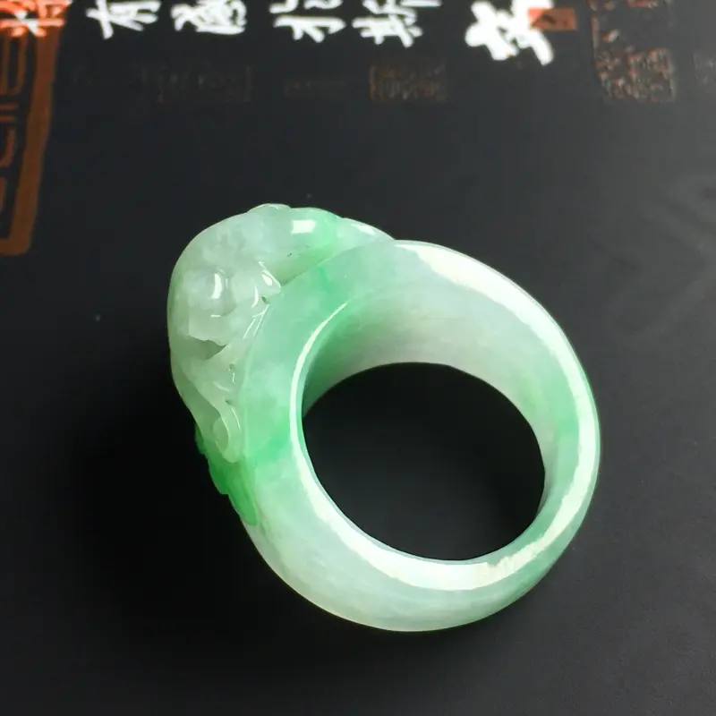 细糯种带色貔貅戒指 内径18 宽14 厚3毫米 玉质水润 色彩亮丽