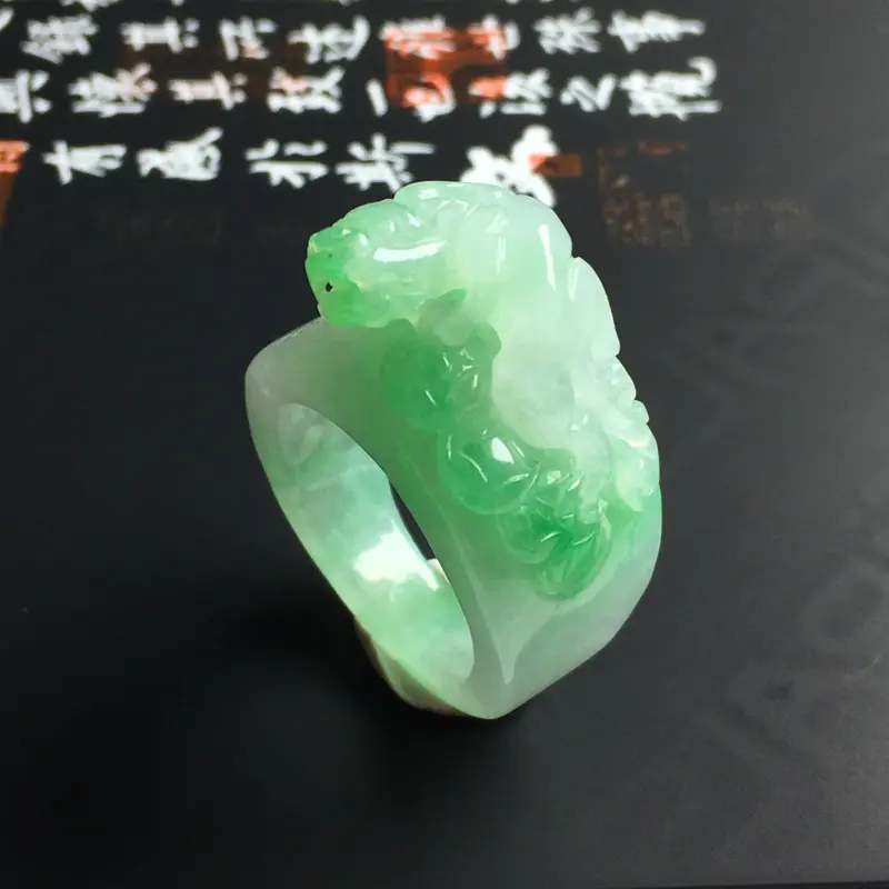 细糯种带色貔貅戒指 内径18 宽14 厚3毫米 玉质水润 色彩亮丽