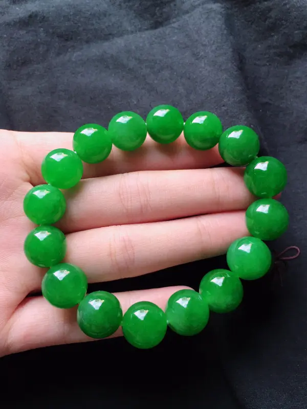 收藏级缅甸翡翠满绿圆珠手串，自然光实拍，玉质莹润，佩戴佳品，单颗尺寸：13.2mm，重55.44克