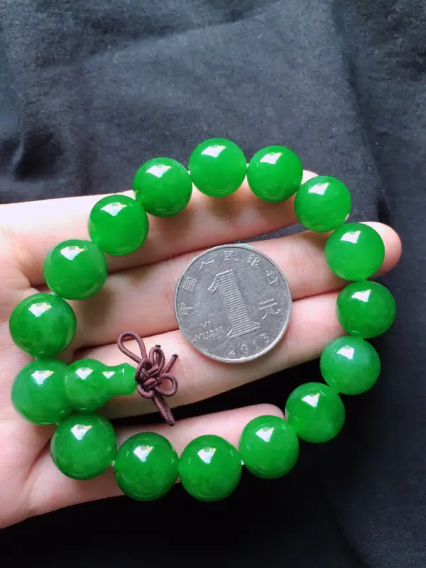 收藏级缅甸翡翠满绿圆珠手串，自然光实拍，玉质莹润，佩戴佳品，单颗尺寸：13.2mm，重55.44克