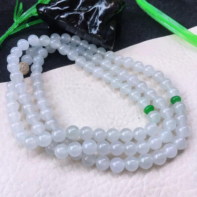水润圆珠项链，108佛珠，玉质细腻，冰清洁白无瑕，油润细腻，单珠7mm 共108颗白珠，绿珠为翡翠隔珠，绿珠有棉线，配珠为装饰珠。