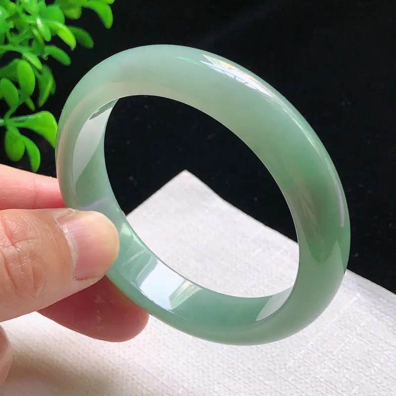 圈口：57.5mm 天然翡翠A货细腻浅绿宽边正装57-58圈口手镯,玉质细腻，水头好，无纹裂