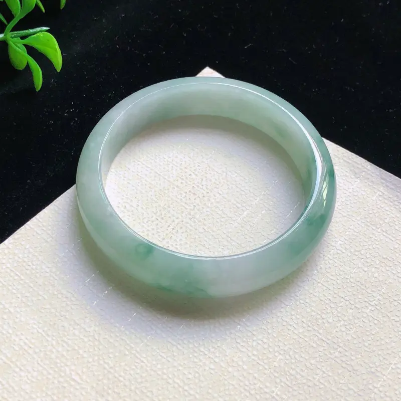 圈口：58.6mm 天然翡翠A货细腻飘花宽边正装58-59圈口手镯,玉质细腻，水头好，无纹裂