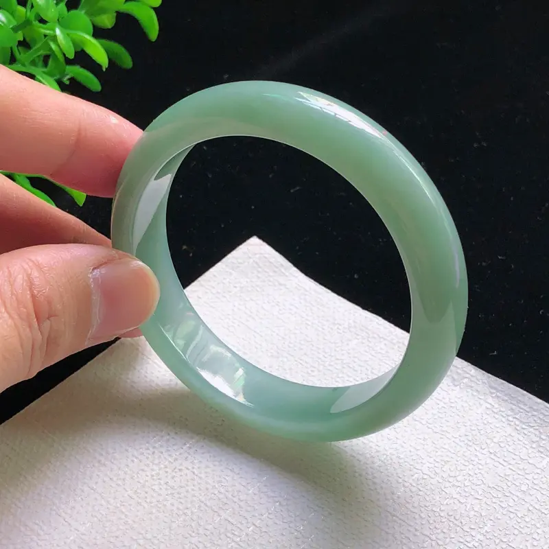 圈口：57.5mm 天然翡翠A货细腻浅绿宽边正装57-58圈口手镯,玉质细腻，水头好，无纹裂