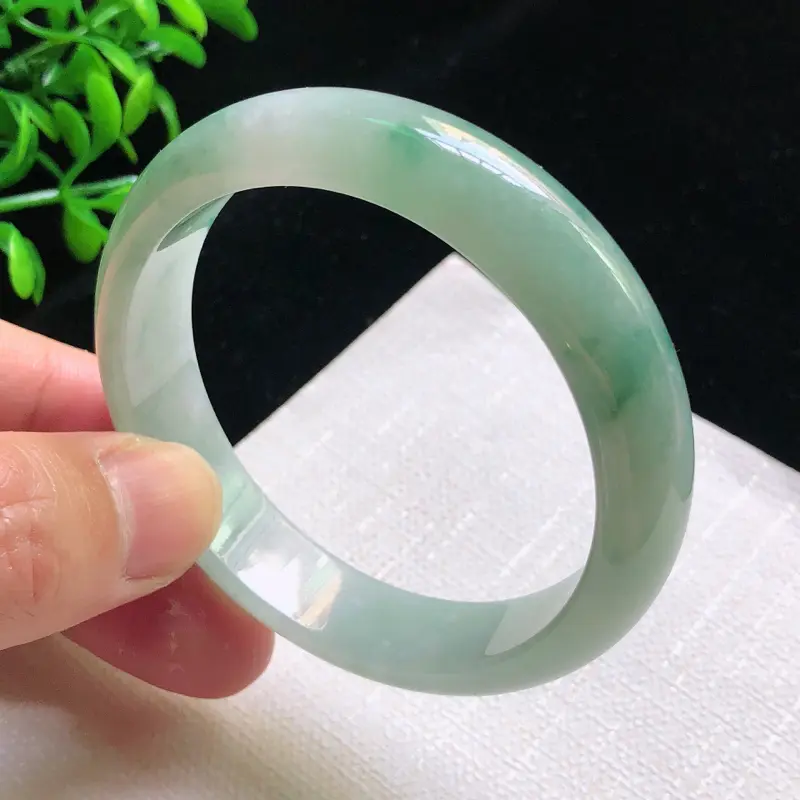 圈口：58.6mm 天然翡翠A货细腻飘花宽边正装58-59圈口手镯,玉质细腻，水头好，无纹裂