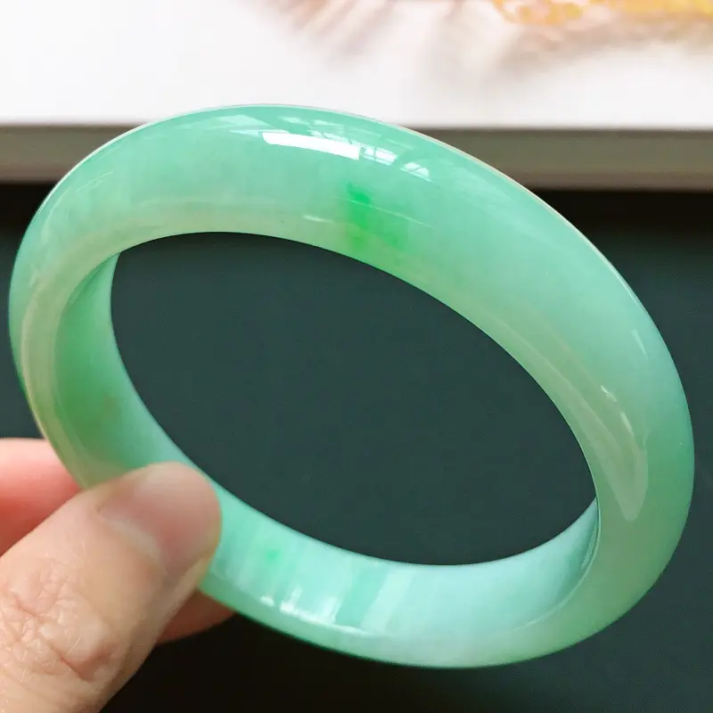 正圈58mm，细糯果阳绿手镯，底子细腻，青翠鲜绿，高贵大方
