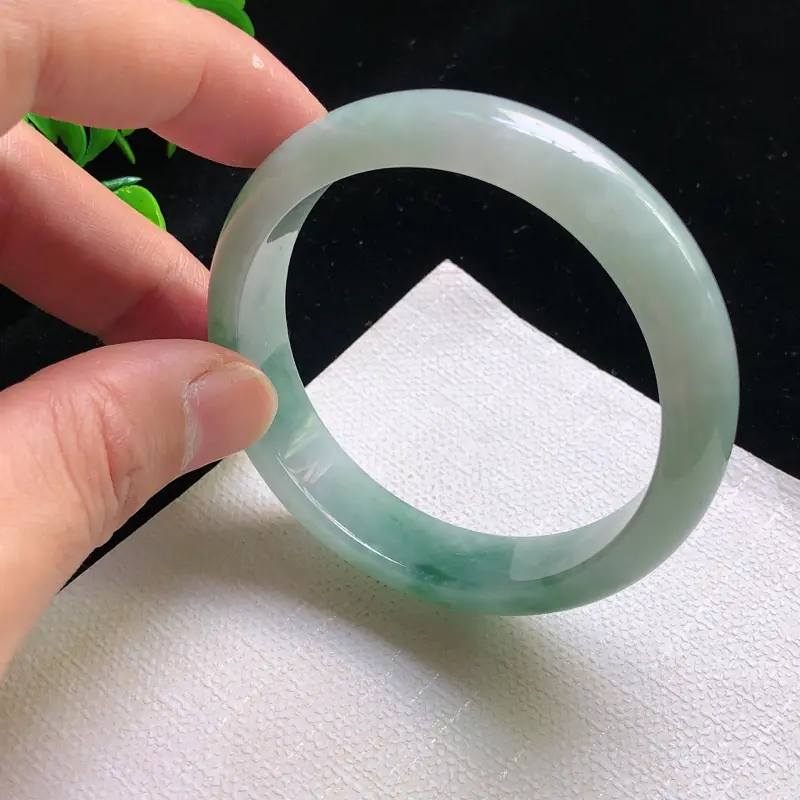 圈口：58.6mm 天然翡翠A货细腻飘花宽边正装58-59圈口手镯,玉质细腻，水头好，无纹裂