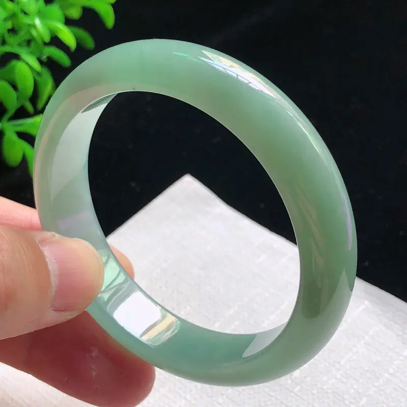 圈口：57.5mm 天然翡翠A货细腻浅绿宽边正装57-58圈口手镯,玉质细腻，水头好，无纹裂
