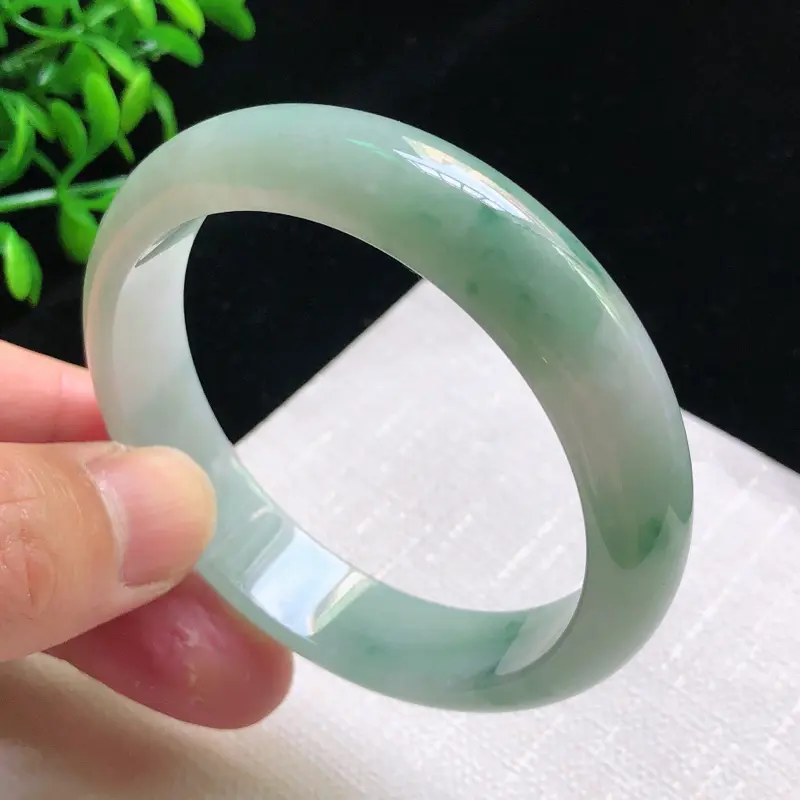 圈口：58.6mm 天然翡翠A货细腻飘花宽边正装58-59圈口手镯,玉质细腻，水头好，无纹裂