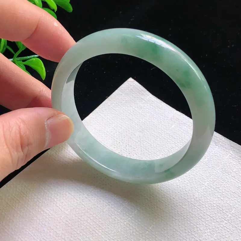 圈口：58.6mm 天然翡翠A货细腻飘花宽边正装58-59圈口手镯,玉质细腻，水头好，无纹裂