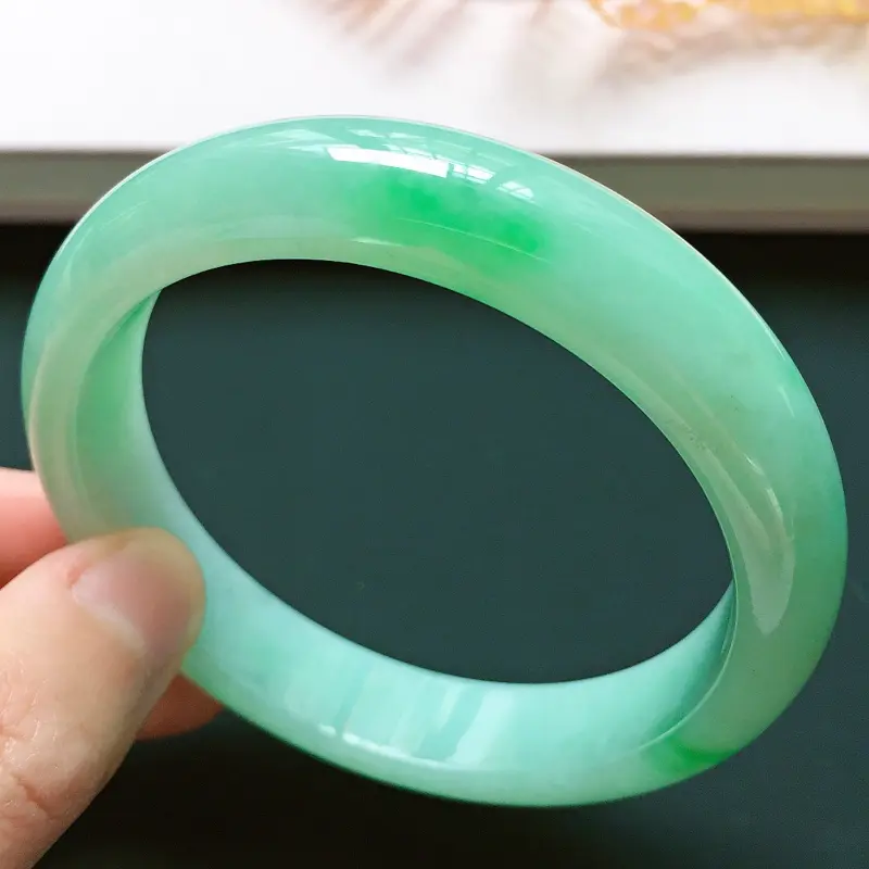 正圈58mm，细糯果阳绿手镯，底子细腻，青翠鲜绿，高贵大方