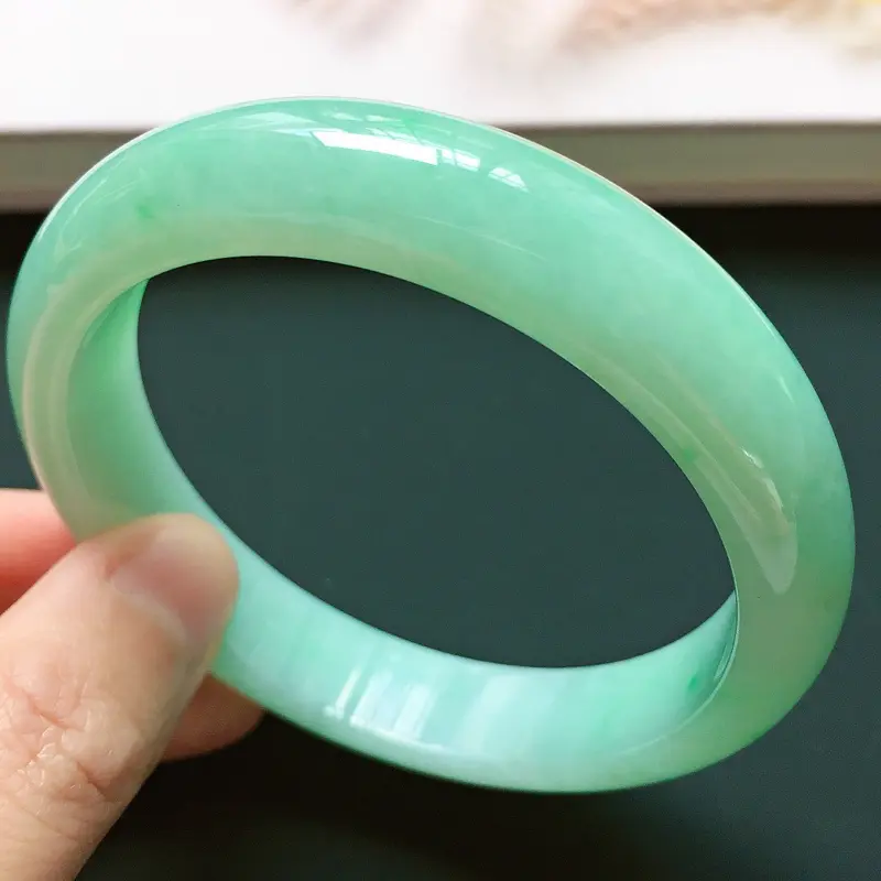 正圈58mm，细糯果阳绿手镯，底子细腻，青翠鲜绿，高贵大方