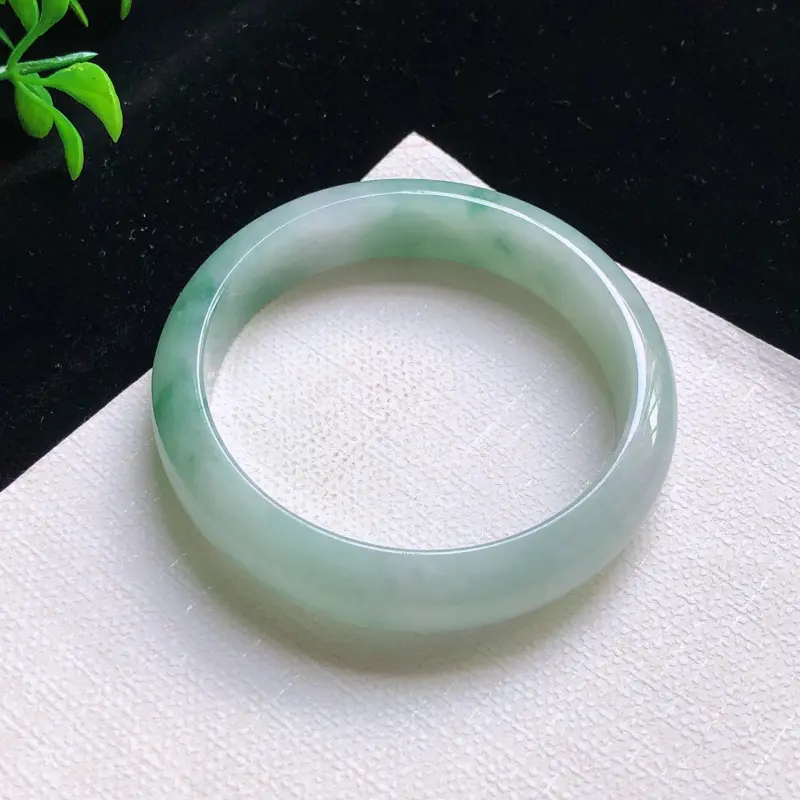 圈口：58.6mm 天然翡翠A货细腻飘花宽边正装58-59圈口手镯,玉质细腻，水头好，无纹裂