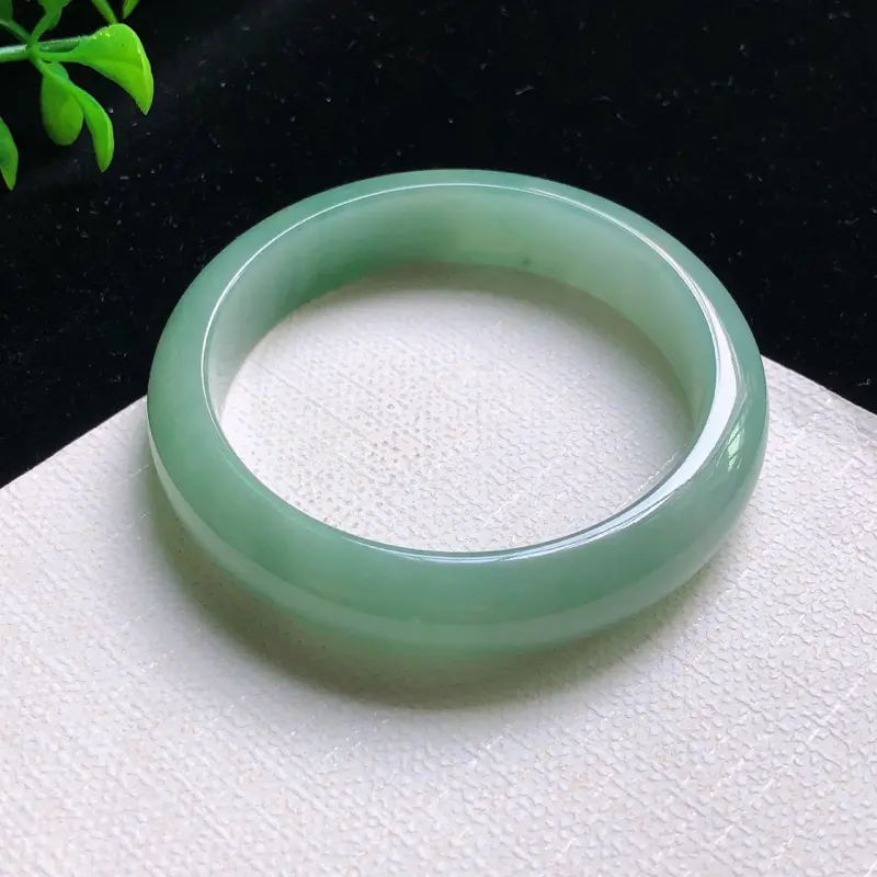 圈口：57.5mm 天然翡翠A货细腻浅绿宽边正装57-58圈口手镯,玉质细腻，水头好，无纹裂