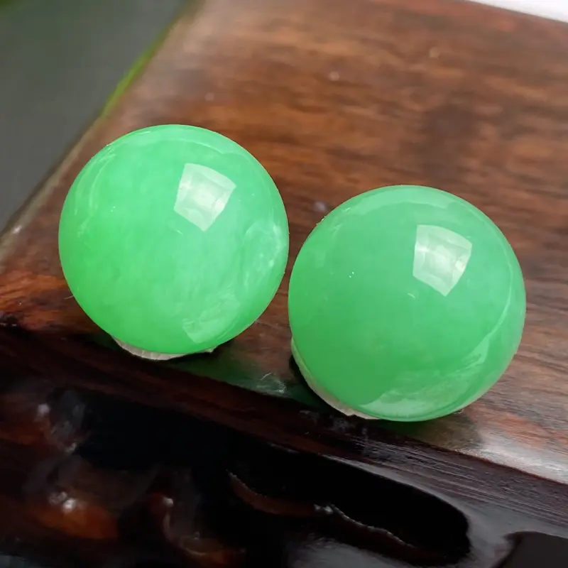 A货翡翠-种好满绿圆珠一对镶嵌件，尺寸-直径15.3mm