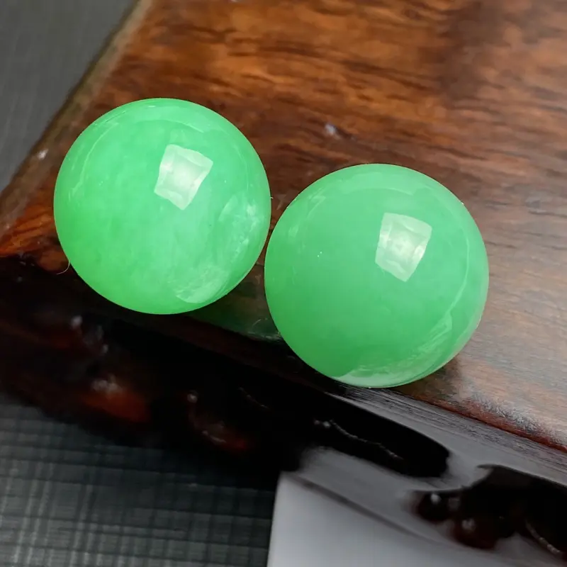 A货翡翠-种好满绿圆珠一对镶嵌件，尺寸-直径15.3mm