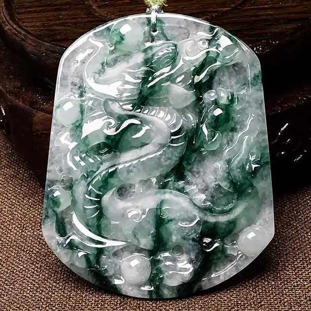 【热烈推荐🎁🎁飘绿龙牌吊坠,种老水润,上身佩戴效果非常好,尺寸56.5/46.3/4.7mm🍀🍀】图1