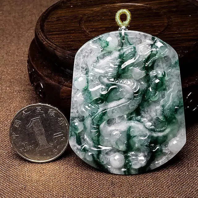 【热烈推荐🎁🎁飘绿龙牌吊坠,种老水润,上身佩戴效果非常好,尺寸56.5/46.3/4.7mm🍀🍀】图8