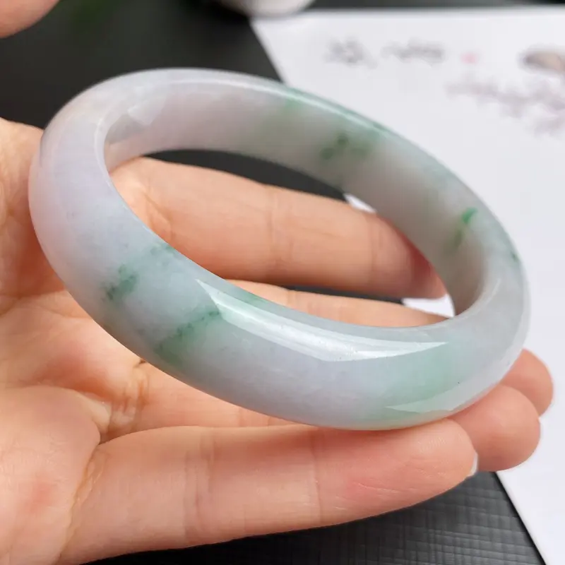 缅甸a货翡翠，水润飘花正圈手镯58.7mm，玉质细腻，色彩艳丽，花色迷人，条形大方得体，佩戴效果好