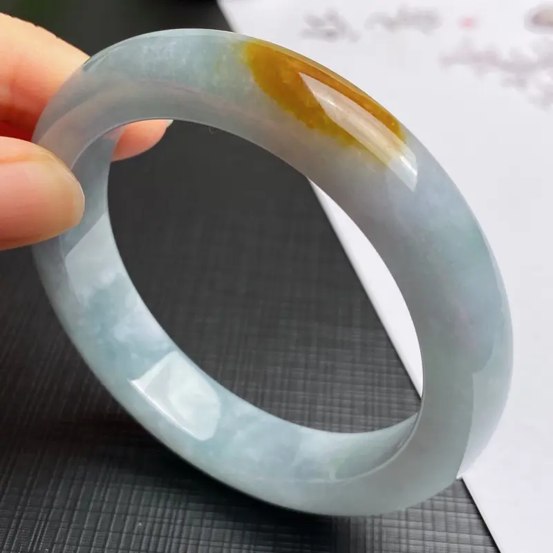 【缅甸a货翡翠,水润双彩正圈手镯55.5mm,玉质细腻,色彩艳丽,俏色迷人,条形大方得体,佩戴效果好】图1