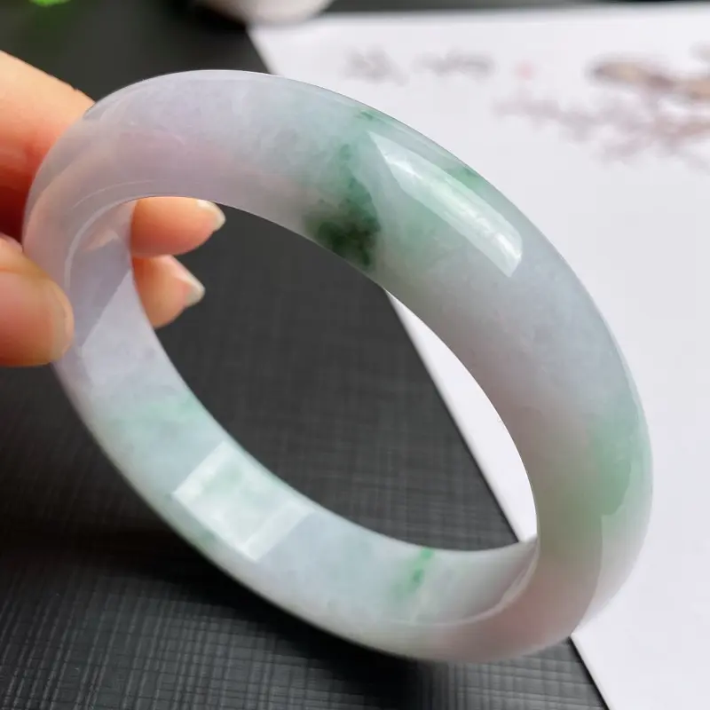 缅甸a货翡翠，水润飘花正圈手镯58.7mm，玉质细腻，色彩艳丽，花色迷人，条形大方得体，佩戴效果好