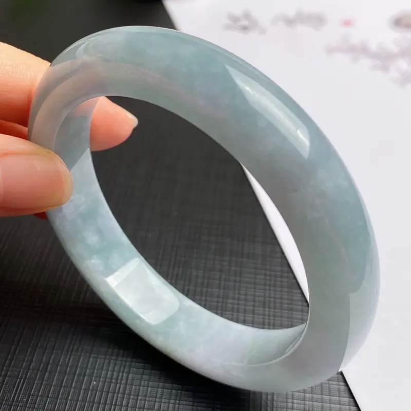【缅甸a货翡翠,水润双彩正圈手镯55.5mm,玉质细腻,色彩艳丽,俏色迷人,条形大方得体,佩戴效果好】图5