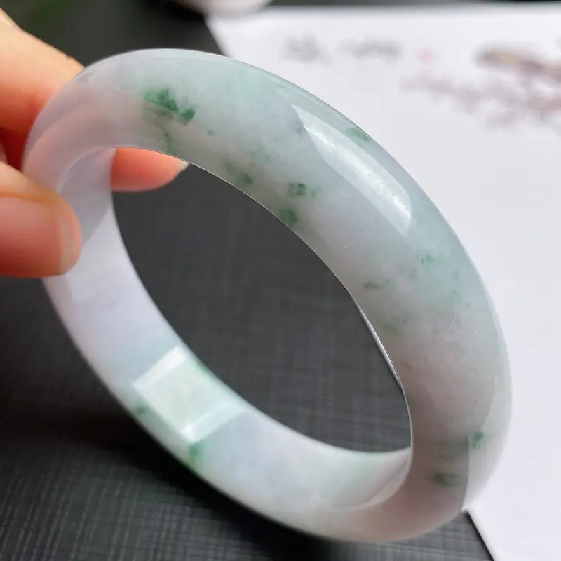 缅甸a货翡翠，水润飘花正圈手镯58.7mm，玉质细腻，色彩艳丽，花色迷人，条形大方得体，佩戴效果好