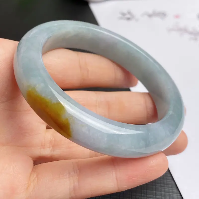 【缅甸a货翡翠,水润双彩正圈手镯55.5mm,玉质细腻,色彩艳丽,俏色迷人,条形大方得体,佩戴效果好】图8