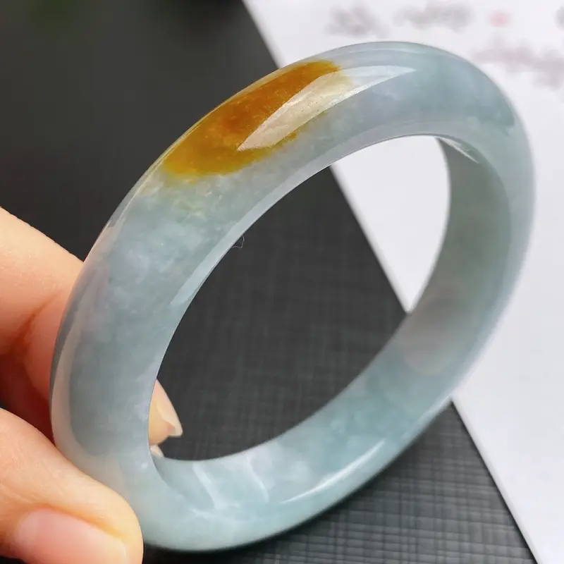 【缅甸a货翡翠,水润双彩正圈手镯55.5mm,玉质细腻,色彩艳丽,俏色迷人,条形大方得体,佩戴效果好】图2