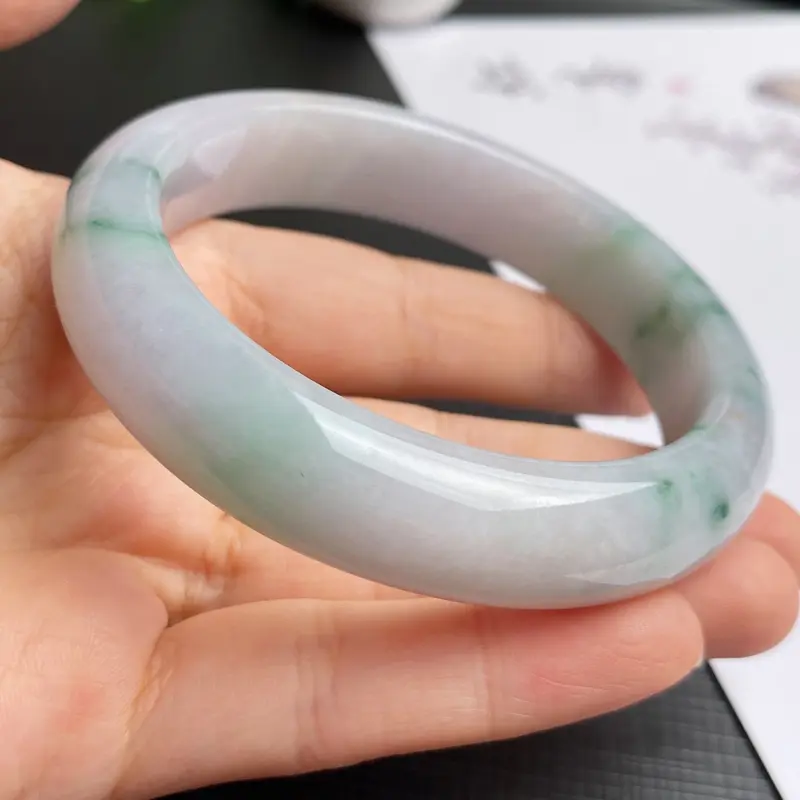 缅甸a货翡翠，水润飘花正圈手镯58.7mm，玉质细腻，色彩艳丽，花色迷人，条形大方得体，佩戴效果好