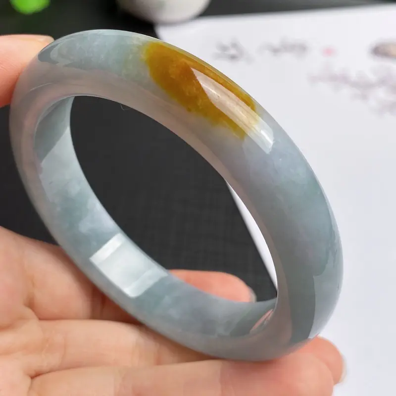 【缅甸a货翡翠,水润双彩正圈手镯55.5mm,玉质细腻,色彩艳丽,俏色迷人,条形大方得体,佩戴效果好】图9