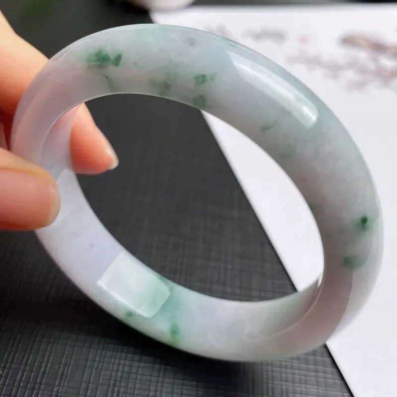缅甸a货翡翠，水润飘花正圈手镯58.7mm，玉质细腻，色彩艳丽，花色迷人，条形大方得体，佩戴效果好