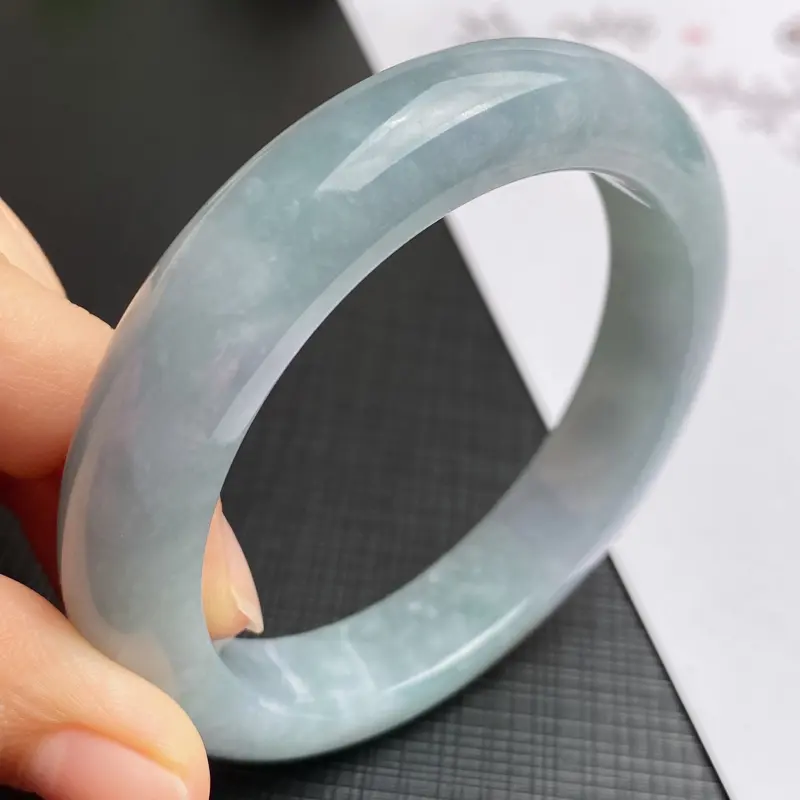 【缅甸a货翡翠,水润双彩正圈手镯55.5mm,玉质细腻,色彩艳丽,俏色迷人,条形大方得体,佩戴效果好】图7