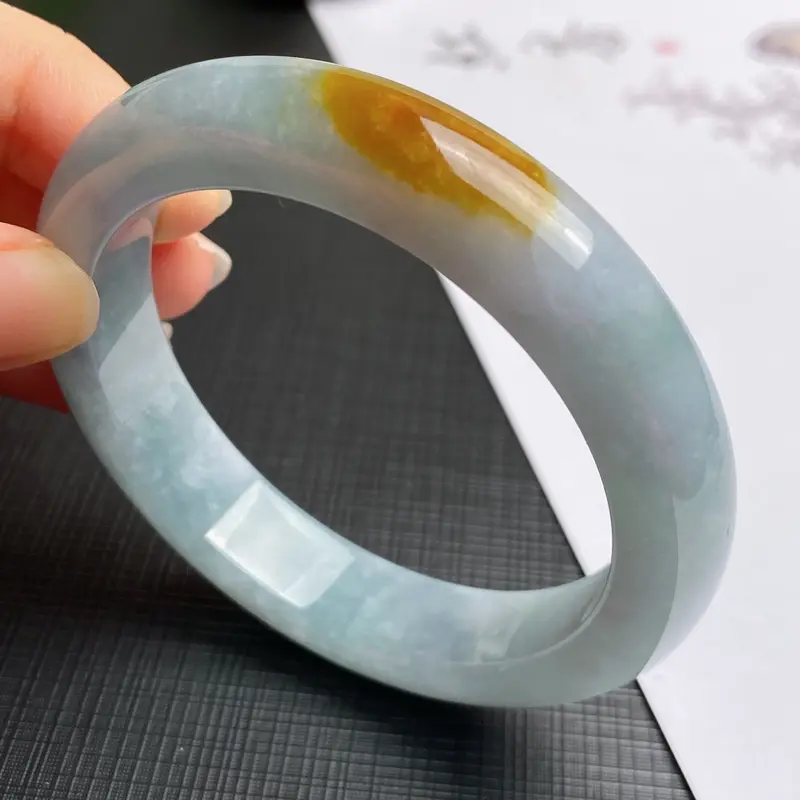 【缅甸a货翡翠,水润双彩正圈手镯55.5mm,玉质细腻,色彩艳丽,俏色迷人,条形大方得体,佩戴效果好】图3