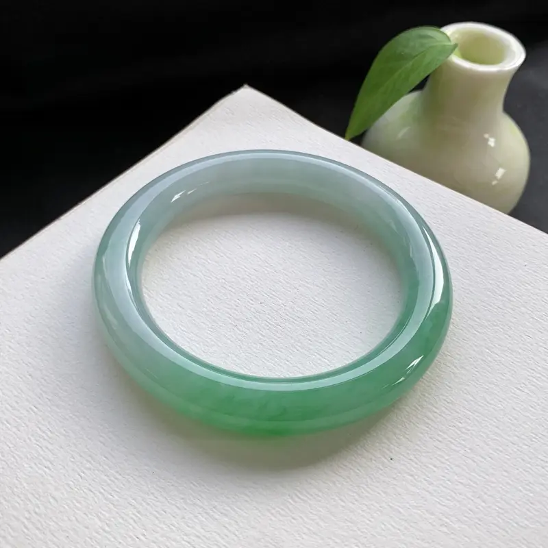 阳绿圆条手镯，尺寸：56-9.9-10.3，细腻光滑，干净釉洁，色泽清新亮丽