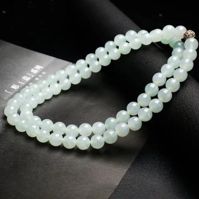 天然翡翠珠链，共72颗珠子，取其中一颗珠尺寸大约9.6mm，珠子清秀高雅，实物漂亮，莹润光泽，配珠为饰品珠，佩戴效果显高贵漂亮。