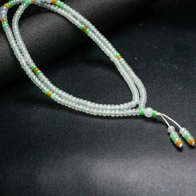 天然翡翠珠链，共228颗珠子，取其中一颗珠尺寸大约5*3mm，珠子清秀高雅，实物漂亮，玉质莹润，佩戴效果时尚漂亮。