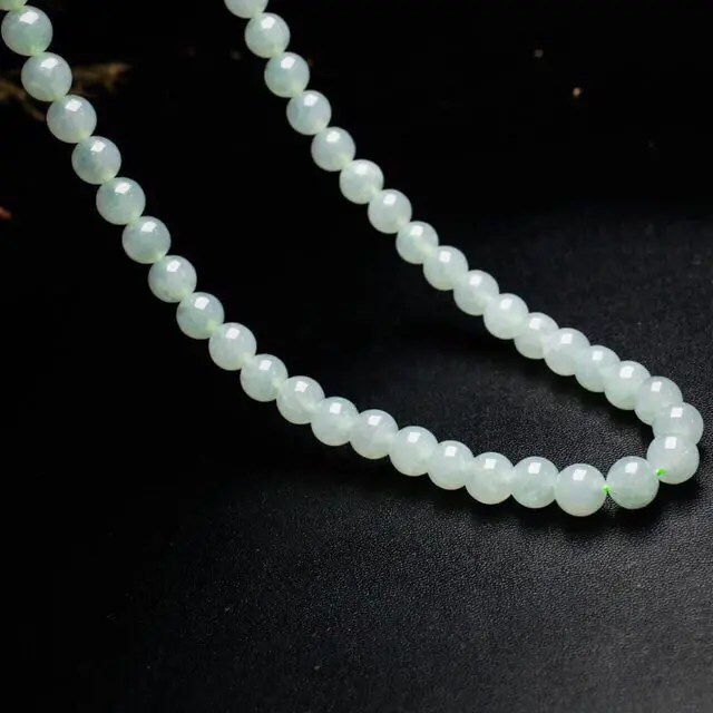 天然翡翠珠链，共72颗珠子，取其中一颗珠尺寸大约9.6mm，珠子清秀高雅，实物漂亮，莹润光泽，配珠为饰品珠，佩戴效果显高贵漂亮。
