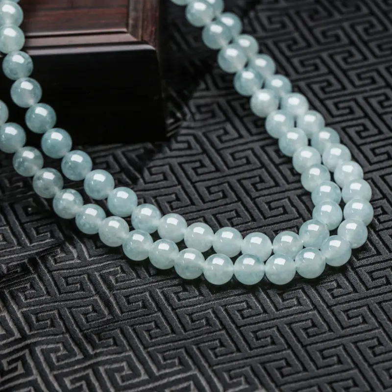 推荐收藏天然翡翠珠链，共78颗，取其中一颗珠尺寸大约9.4mm，珠子圆润饱满，玉质莹润，实物漂亮，佩戴效果高贵优雅，配珠为饰品珠。