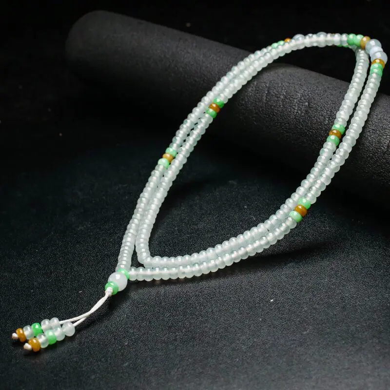天然翡翠珠链，共228颗珠子，取其中一颗珠尺寸大约5*3mm，珠子清秀高雅，实物漂亮，玉质莹润，佩戴效果时尚漂亮。