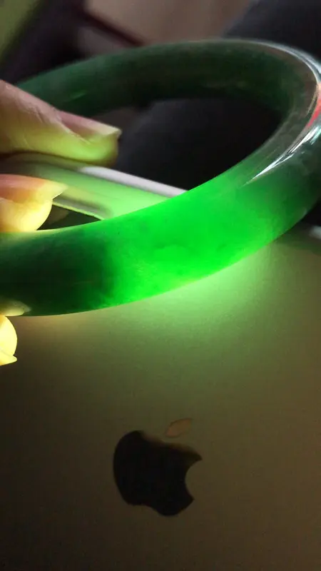 自然光拍摄 翡翠满绿圆条手镯 A151玉质细腻 底子清爽 韵味十足 尺寸57×10.8×11.3mm