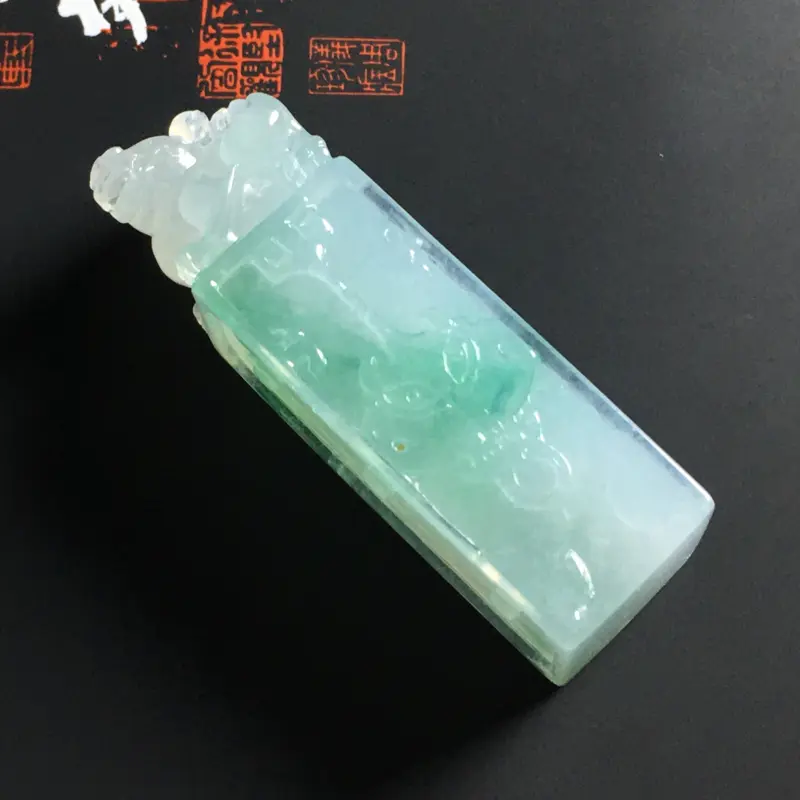 冰糯种飘绿貔貅印章 尺寸48-14-13.5毫米 种好冰透 细腻起胶 色泽亮丽