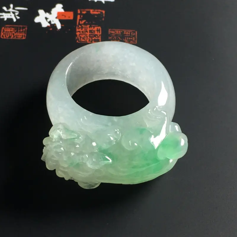 冰糯种翠绿貔貅戒指 尺寸37-11-12.5毫米 内直径20毫米 种好冰透 细腻起胶 色泽亮丽 大气精美