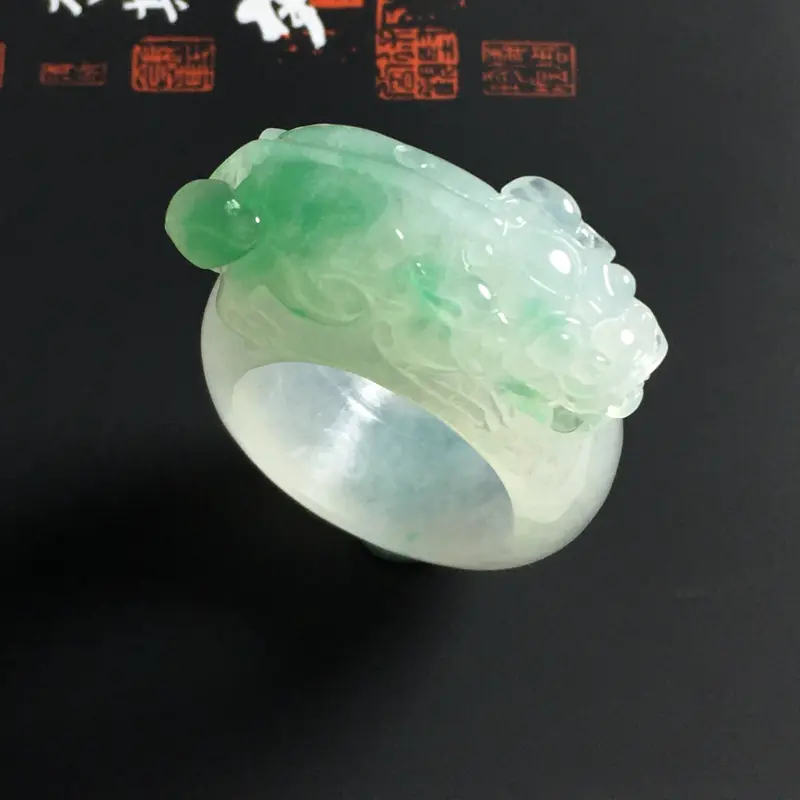 冰糯种翠绿貔貅戒指 尺寸37-11-12.5毫米 内直径20毫米 种好冰透 细腻起胶 色泽亮丽 大气精美
