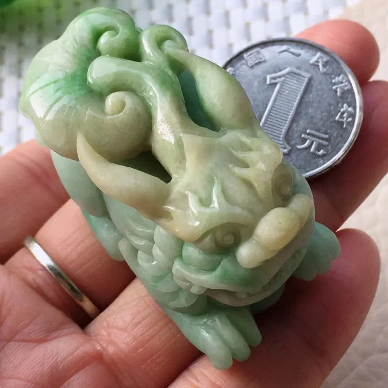 精雕招财貔貅玉吊坠，种老，水润，特色磨砂抛光，质感十足。尺寸:45.5*24.8*30.8mm