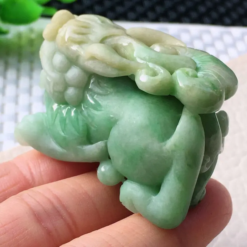 精雕招财貔貅玉吊坠，种老，水润，特色磨砂抛光，质感十足。尺寸:45.5*24.8*30.8mm