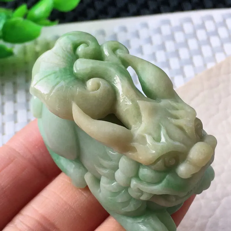 精雕招财貔貅玉吊坠，种老，水润，特色磨砂抛光，质感十足。尺寸:45.5*24.8*30.8mm
