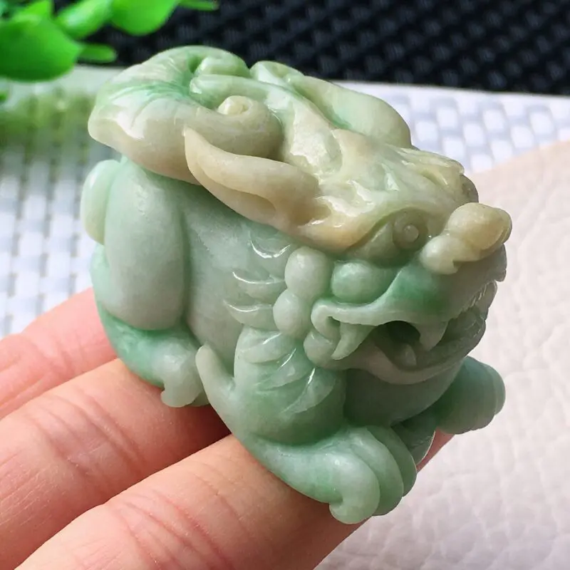 精雕招财貔貅玉吊坠，种老，水润，特色磨砂抛光，质感十足。尺寸:45.5*24.8*30.8mm