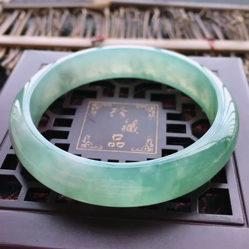 【底绿手镯,缅甸玉手镯57.6圈口,天然A货底色正圈翡翠手镯、玉质细腻温润,种水好,品相靓丽】图3